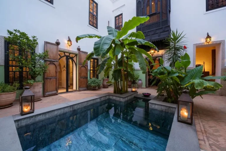 Piscine, bananiers au coeur du Riad Azzar à Marrakech