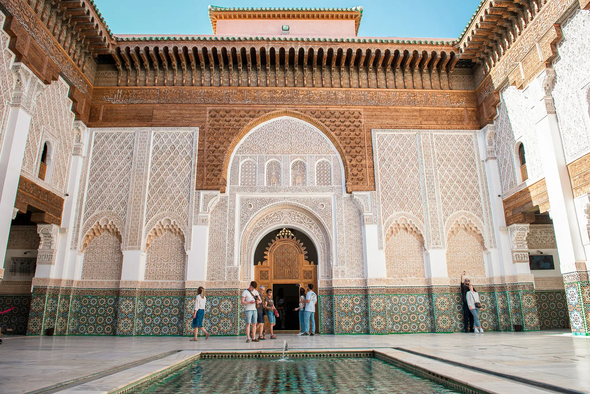 Marrakech en 5 jours - Cour de la médersa Ben Youssef, zelliges et stucs finement sculptés
