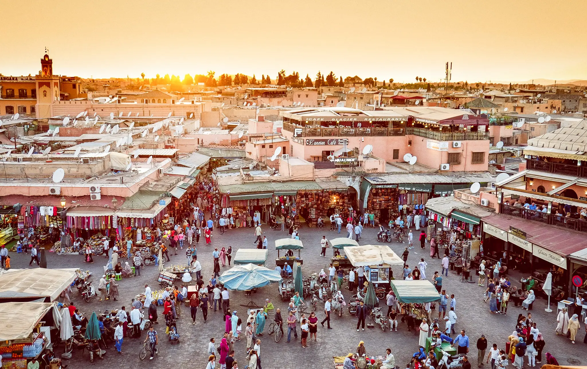 Destination Marrakech - Place Jemaa el-Fna au soleil couchant, Koutoubia en arrière-plan
