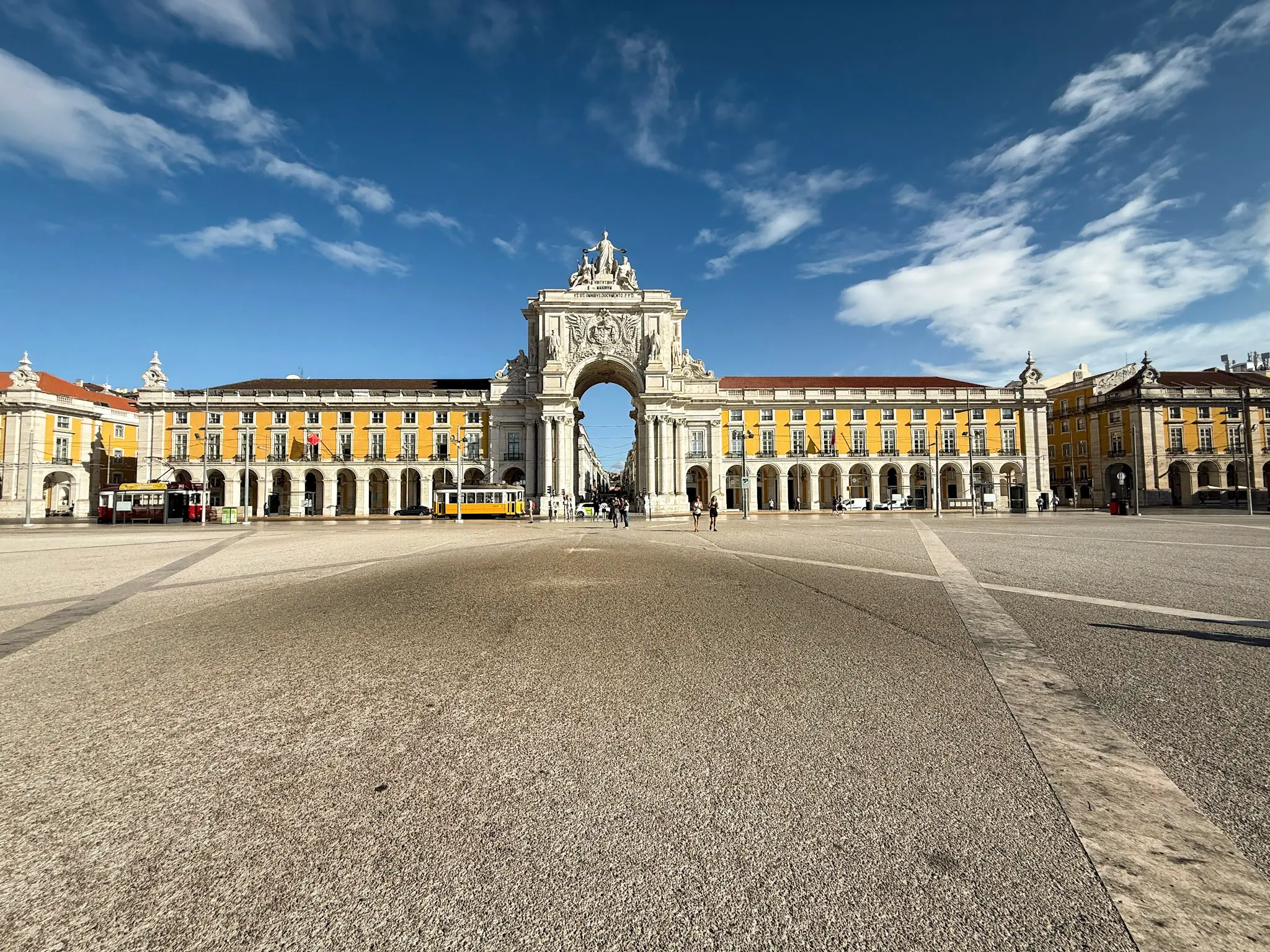 Destination Lisbonne - Vue de la Praça do Comércio avec son arc