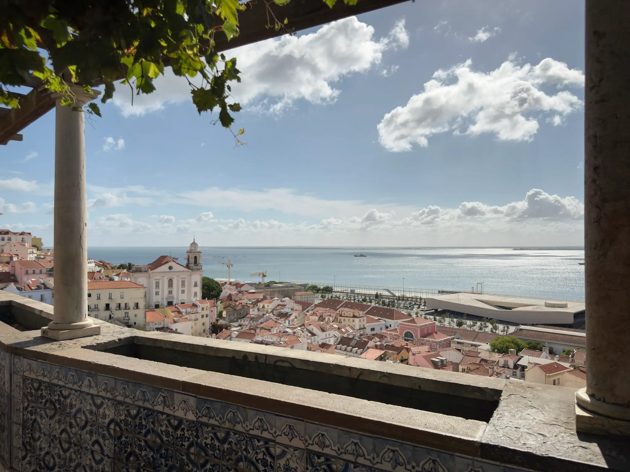 Lisbonne en 48h - Vue du Miradouro de Santa Luzia avec ses azulejos sur Lisbonne et le Tage