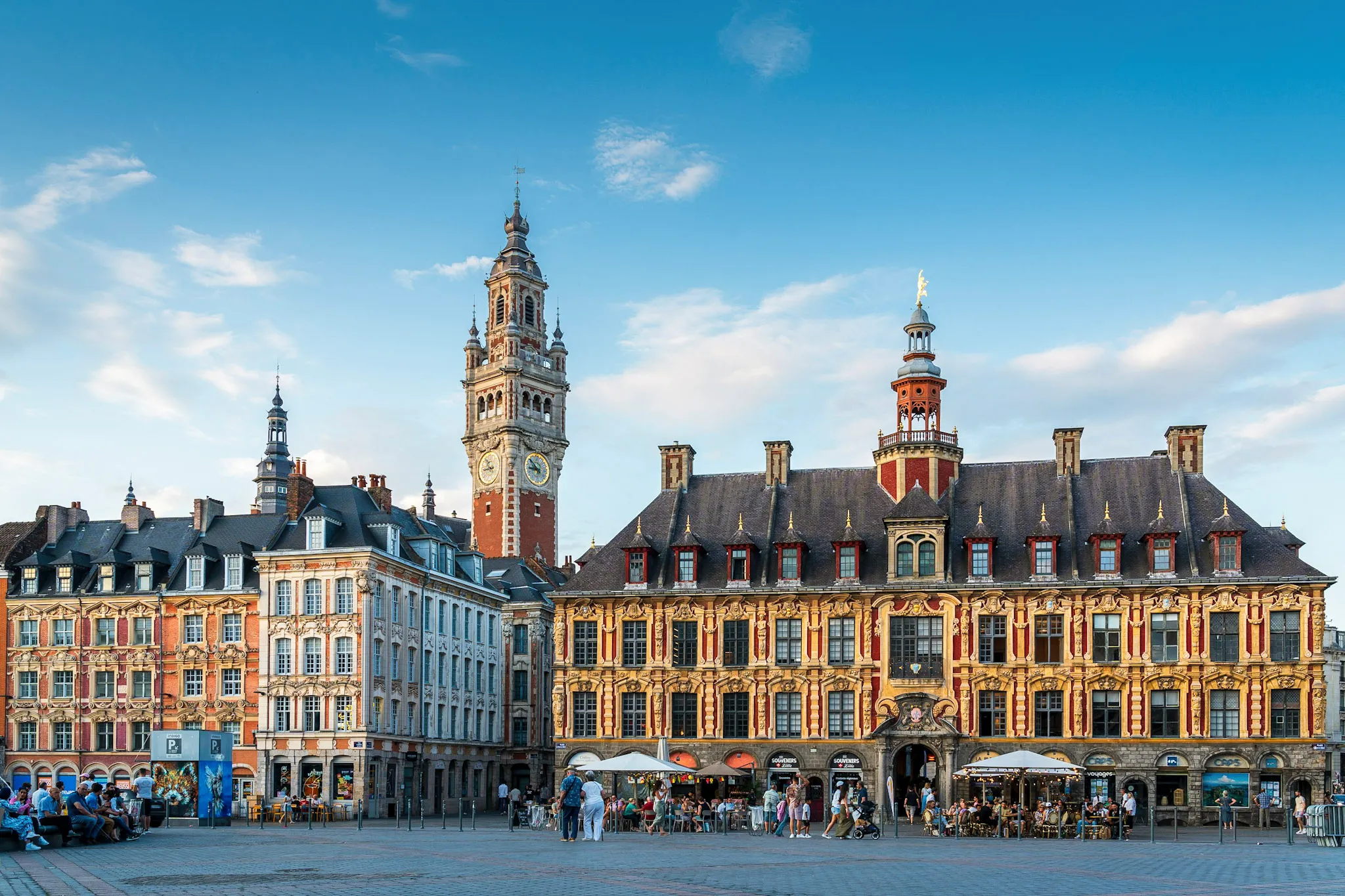 Voyages depuis Lille - Vue sur la Vieille Bourse et le Beffroi de Lille, point de départ pour voyager en Europe et en Méditerranée