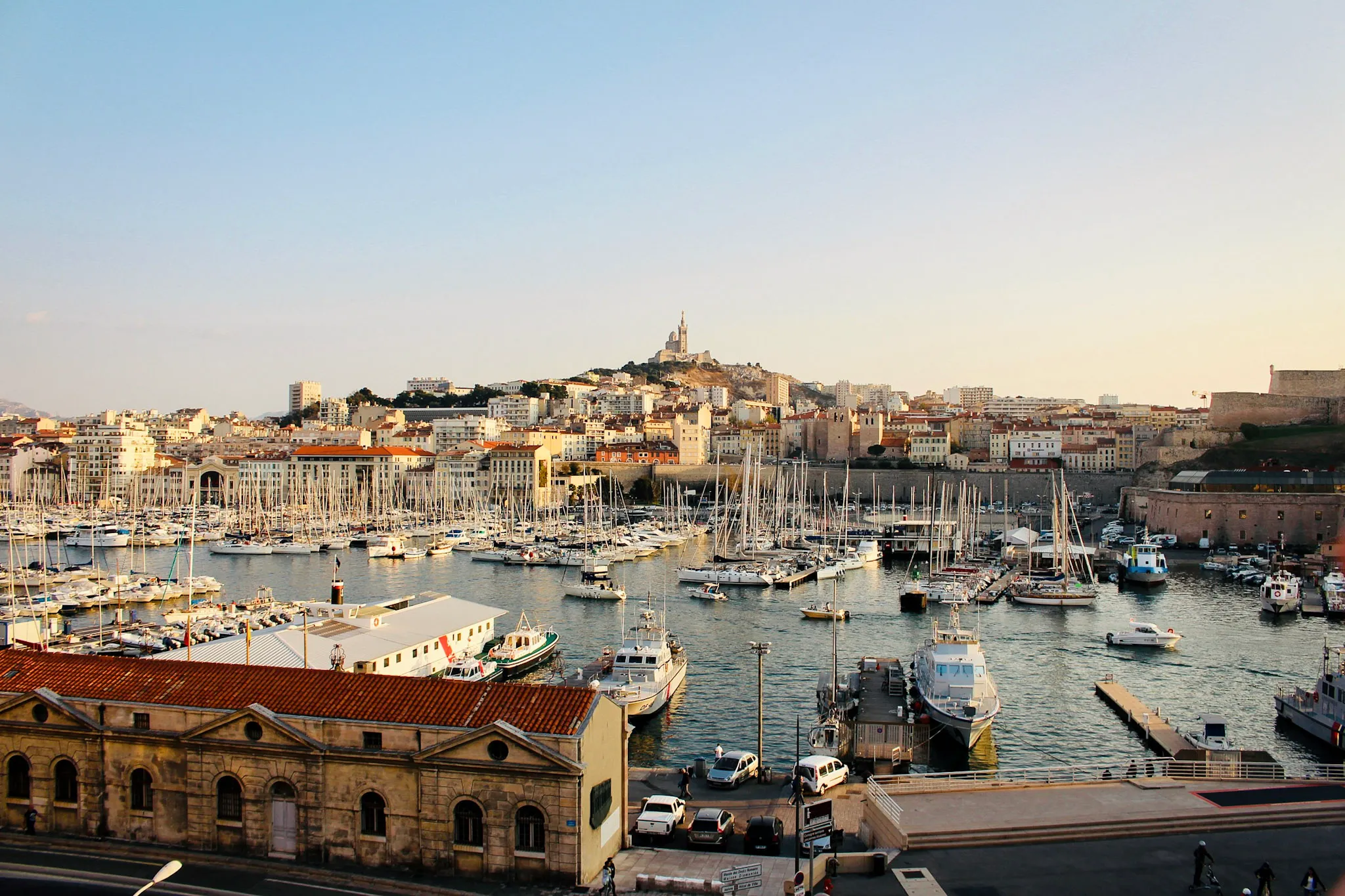 Voyages depuis Marseille - Vue sur le Vieux-Port de Marseille et la basilique Notre-Dame de la Garde