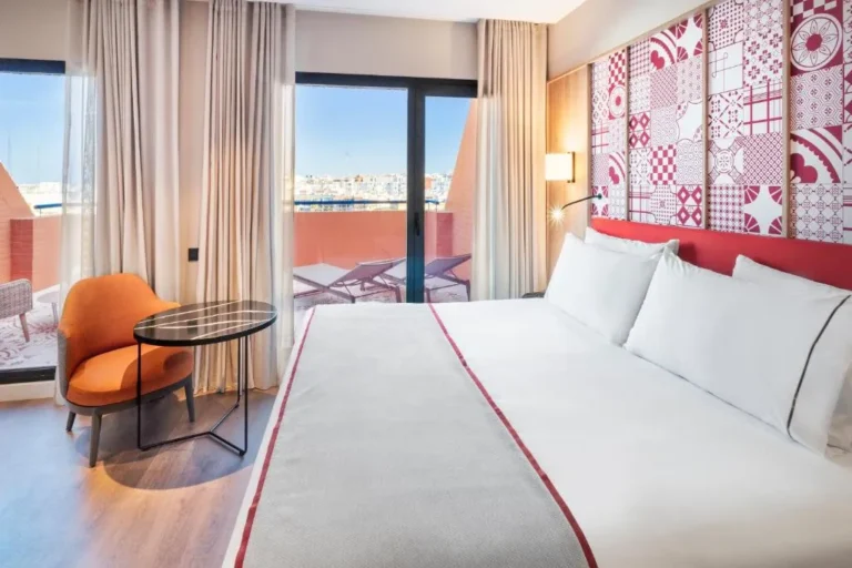 Chambre avec balcon et vue dégagée de l'hôtel Eurostars Guadalquivir à Séville