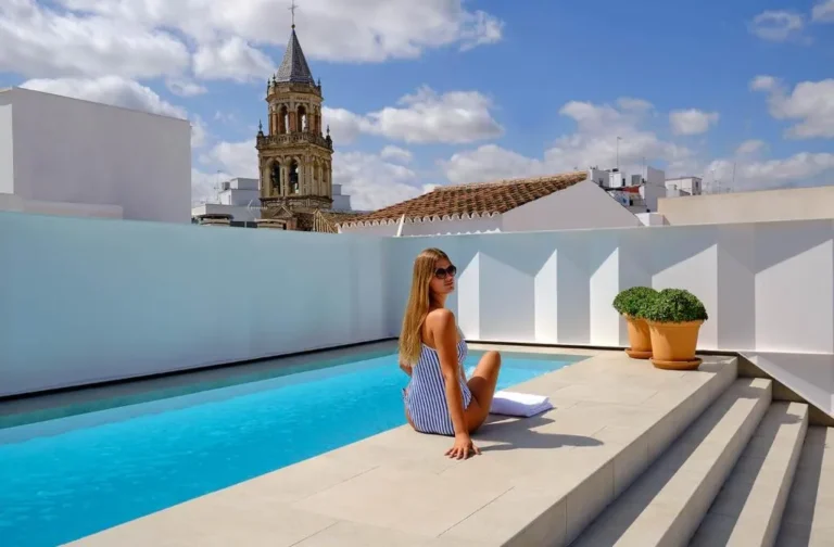 Vue de la piscine de l'hôtel Posada del Lucero à Séville
