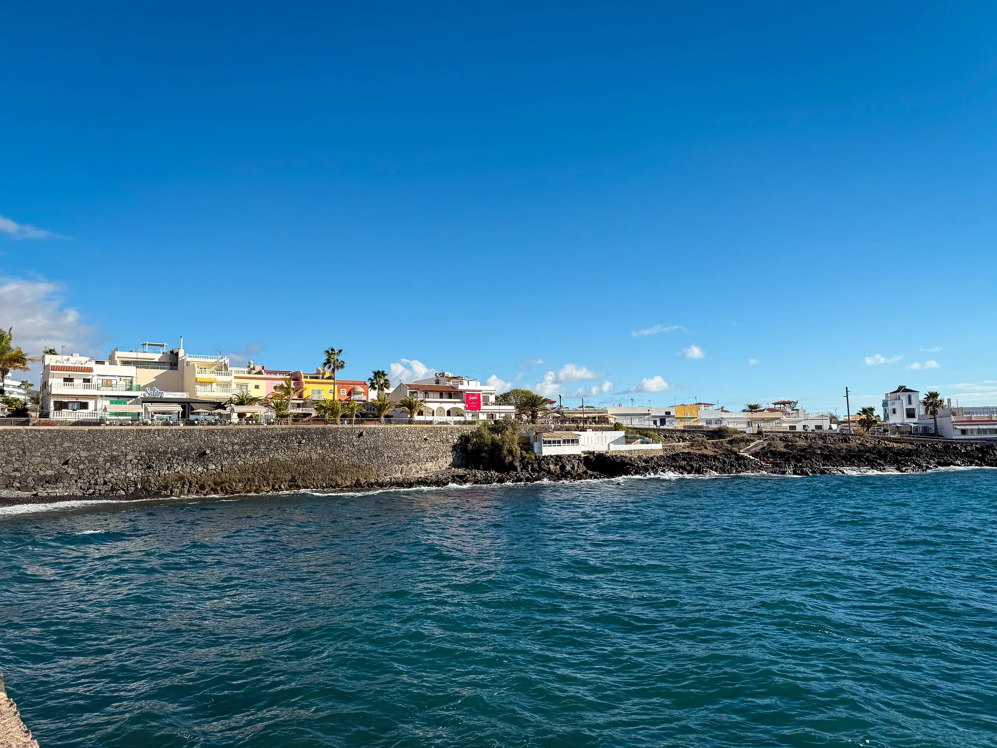 Visiter Tenerife en 5 jours - Vue sur les maisons en bord de mer de La Caleta