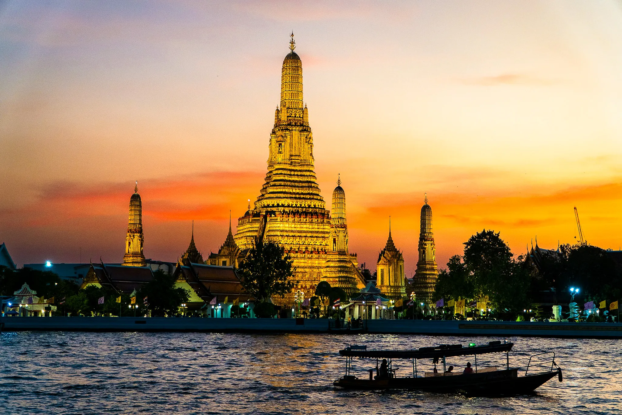 Destination Bangkok - Le temple Wat Arun de Bangkok au coucher du soleil