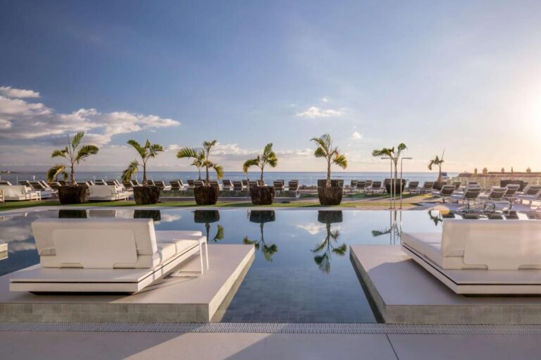La piscine du Royal Hideaway Corales Suites de Tenerife avec vue sur la mer.