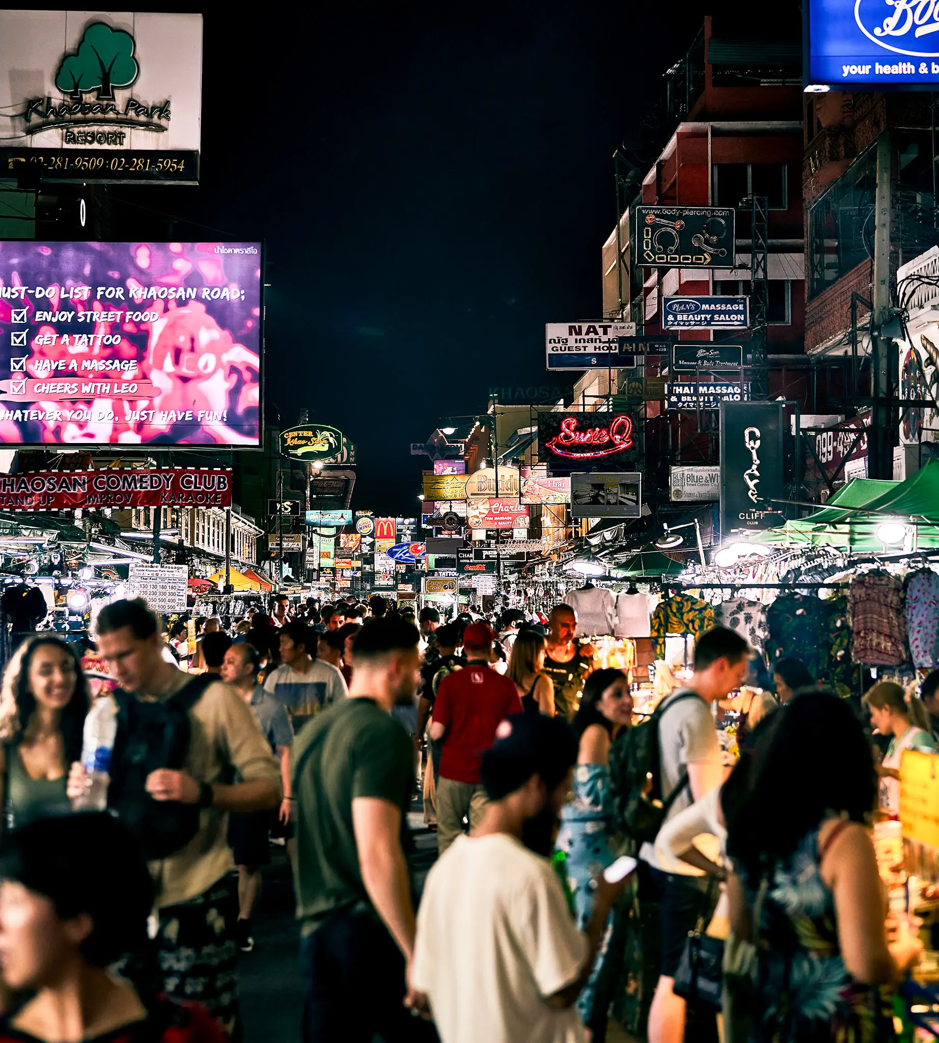 La rue de Khao San Road à Bangkok avec une foule de gens qui déambulent.