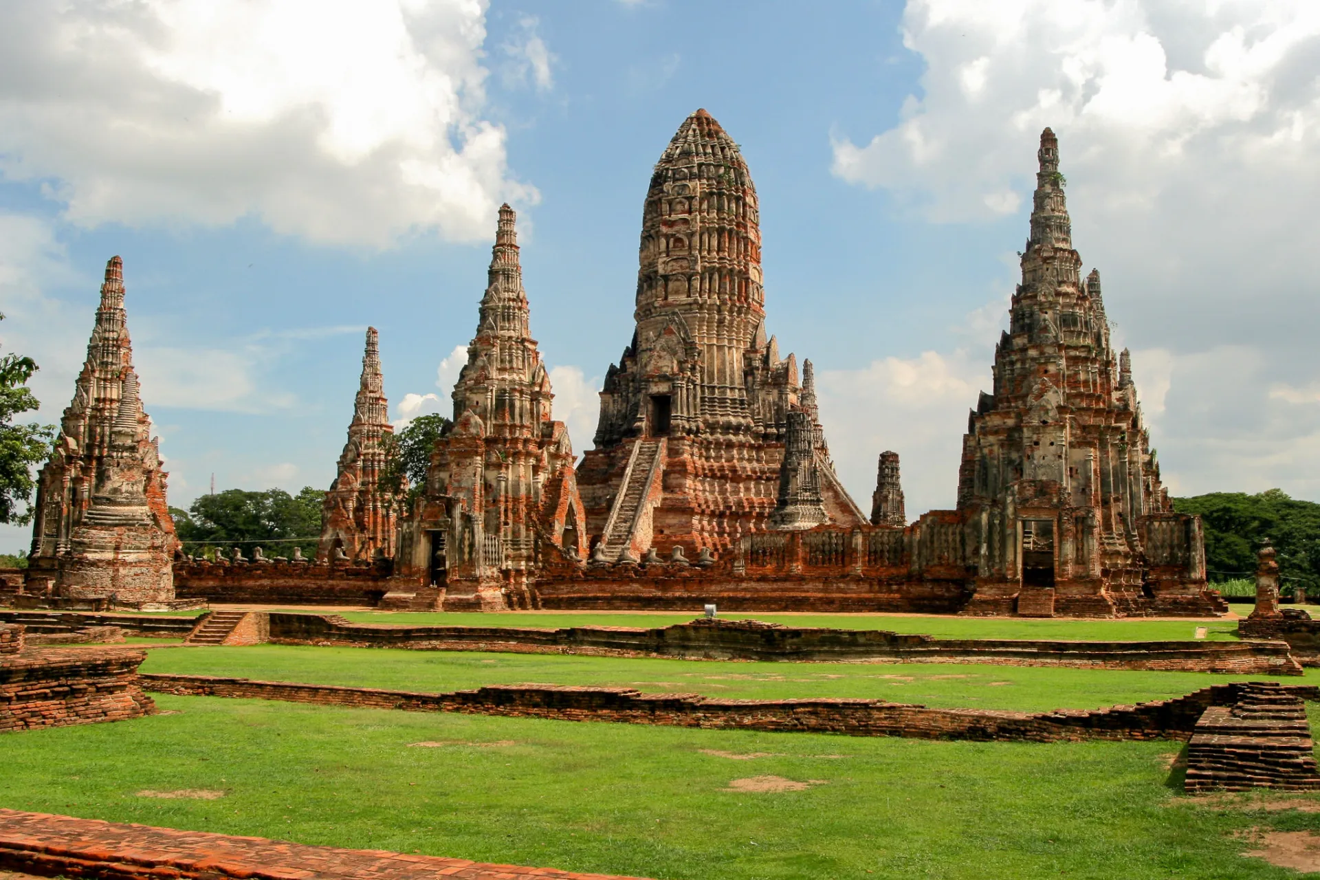 Le temple de Wat Chai Wattharanam aux ruines d'Ayutthaya.