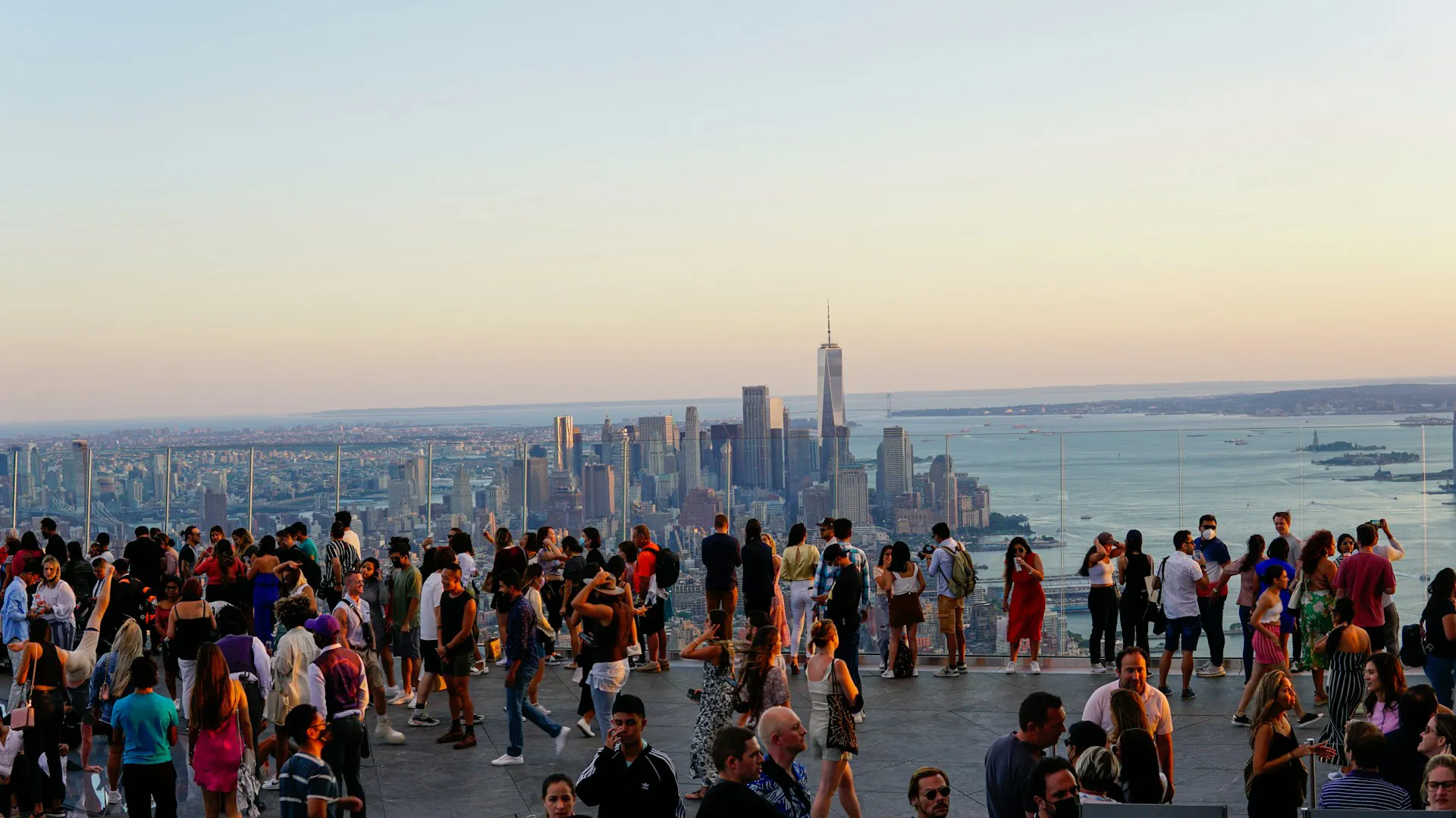 Vue depuis la terrasse en verre de l'Edge sur la skyline de New York