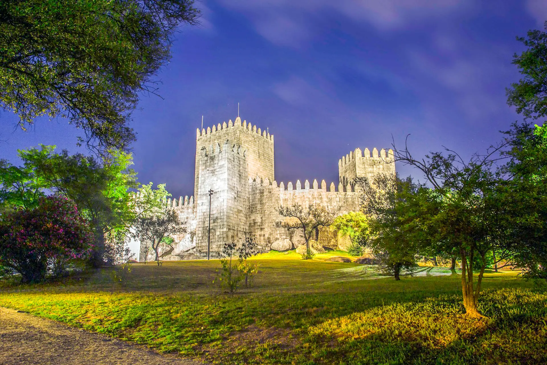 Le château de Guimaraes de nuit au Portugal