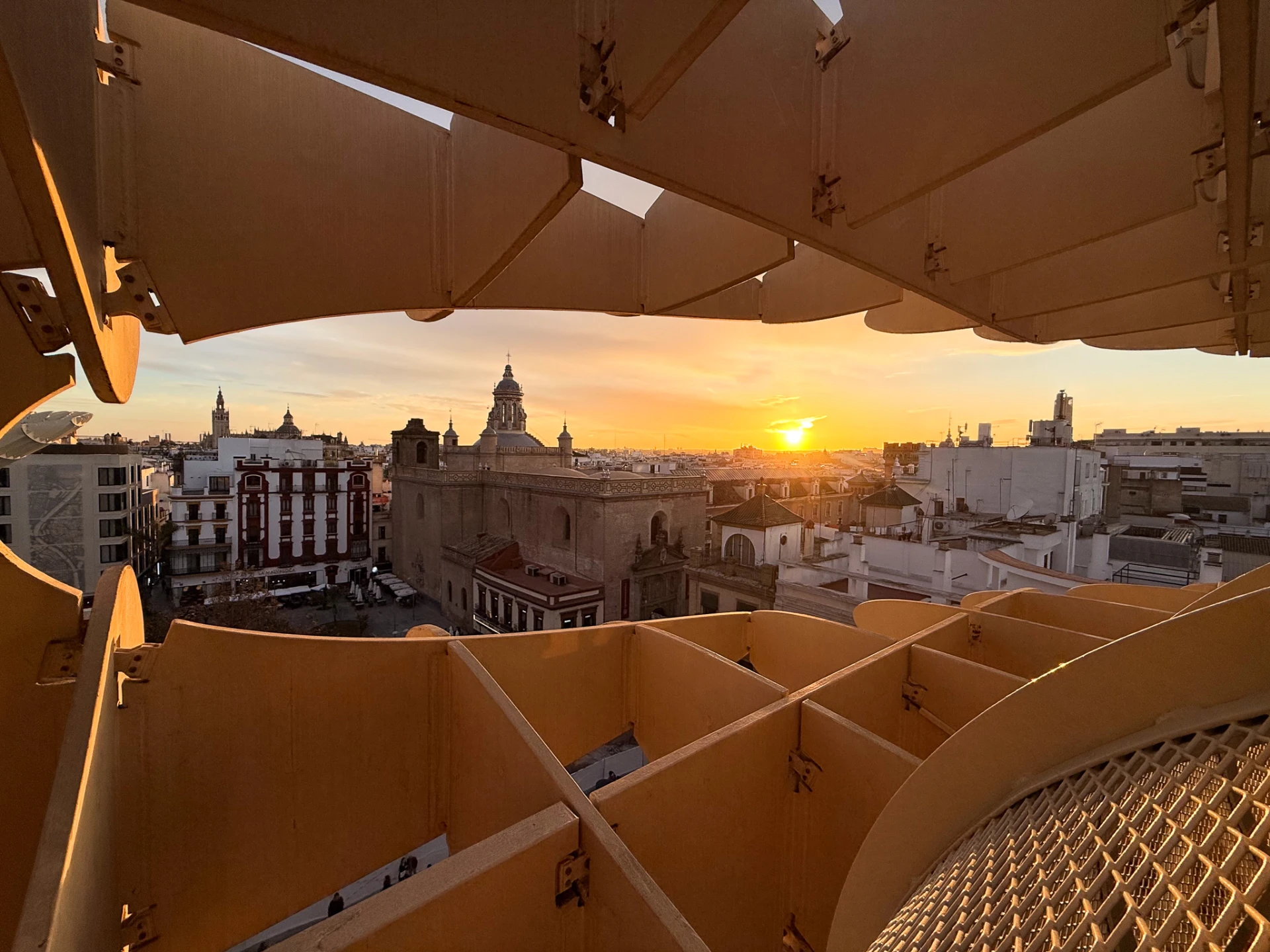 Coucher de soleil sur une passerelle intérieure de Las Setas de Séville