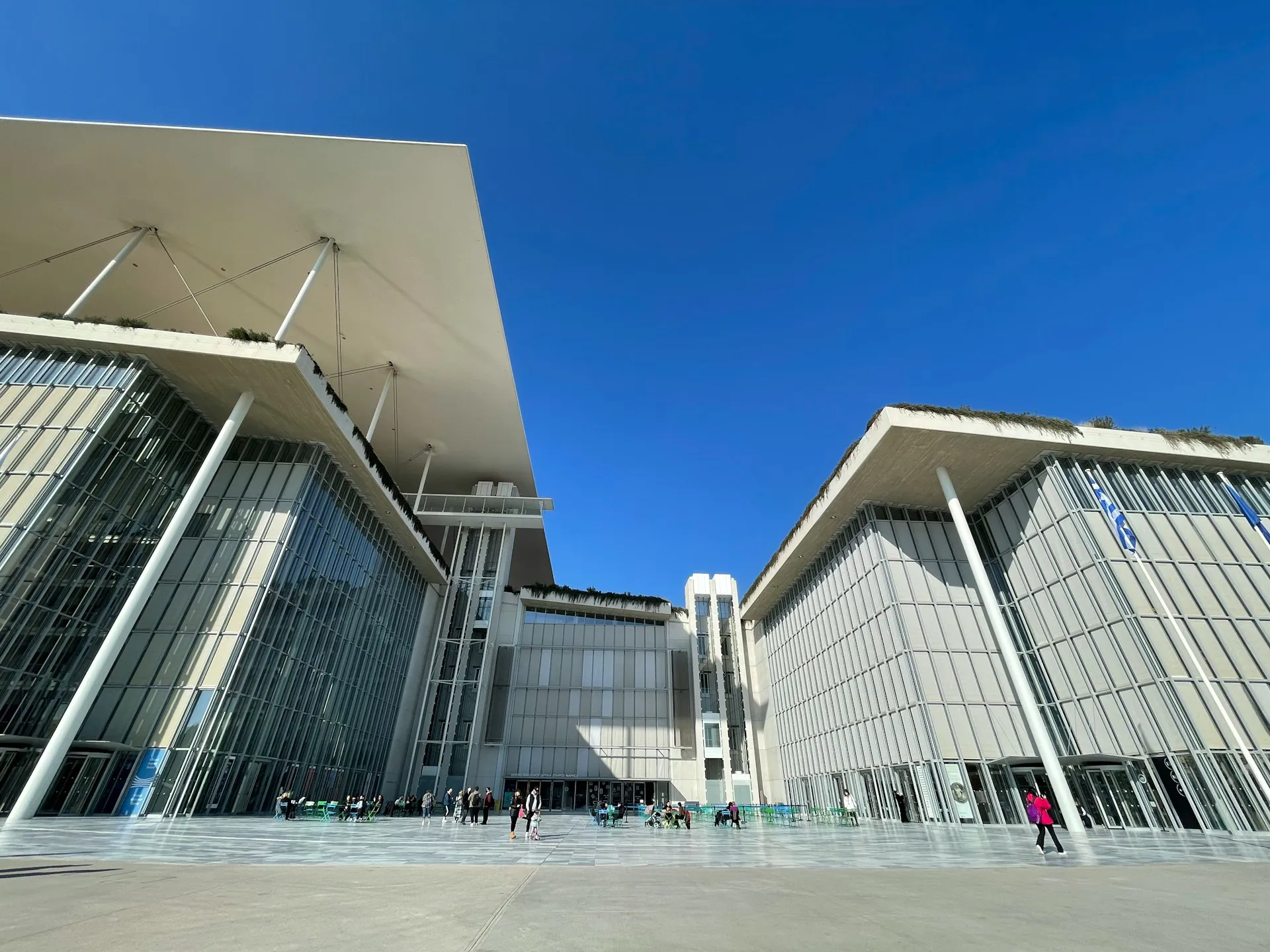 La façade du bâtiment de la Fondation Stavros Niarchos à Athènes