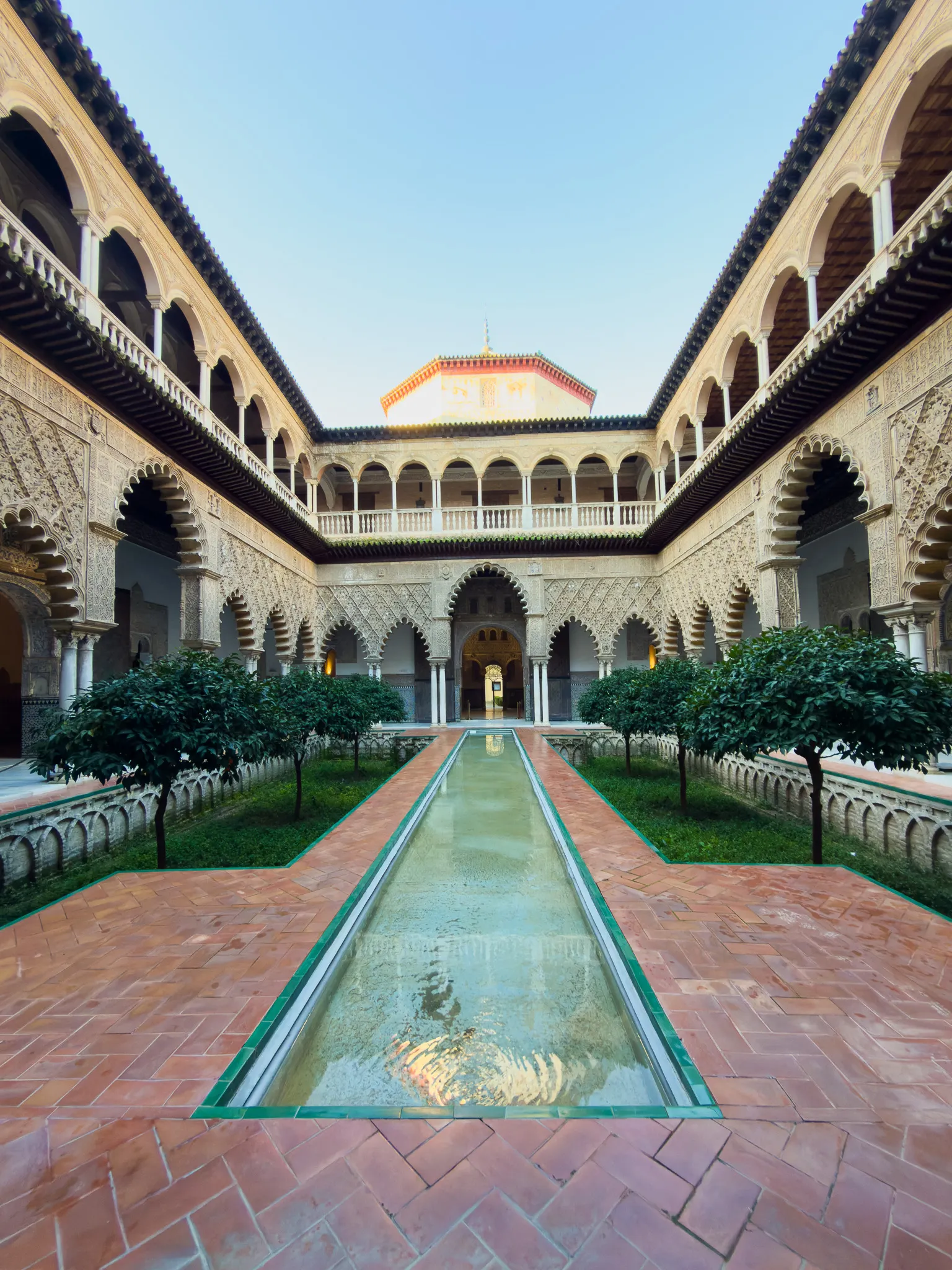 Le patio de las doncellas du real alcazar de Séville