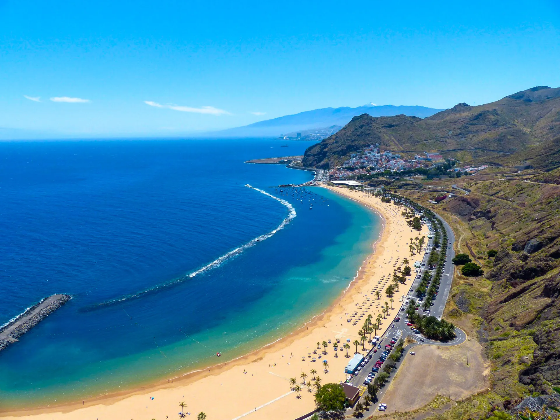 Vue en hauteur sur la playa de las teresitas à Tenerife