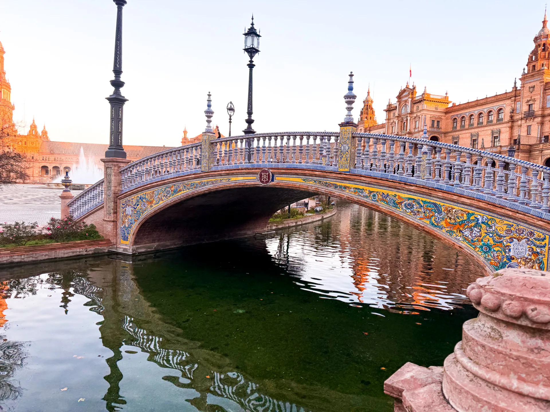 Un pont recouvert d'azulejos sur la plaza de espana à Séville
