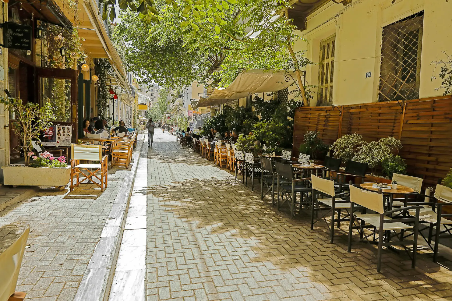 La terrasse fleurie d'un restaurant du quartier de Pysri à Athènes