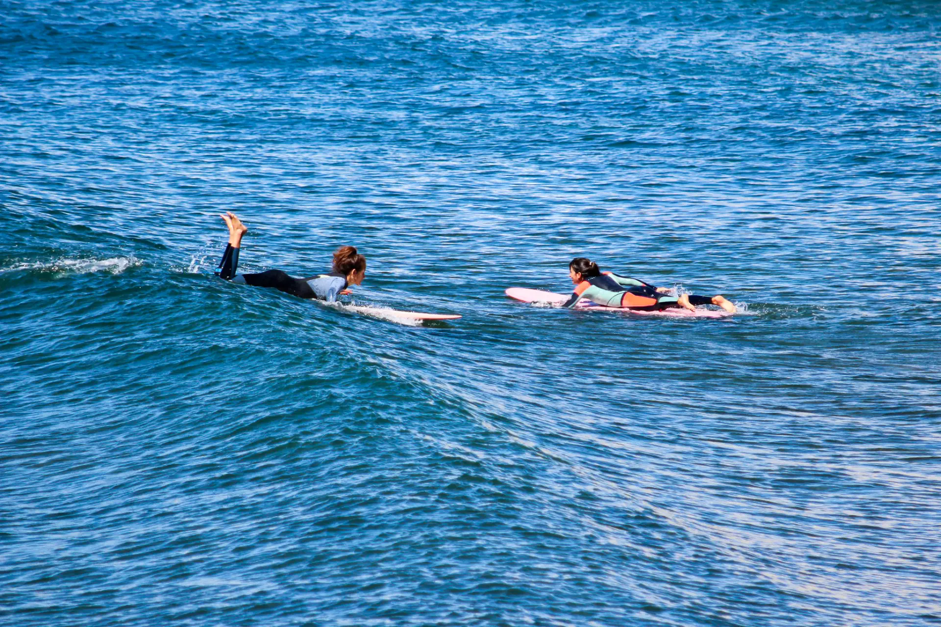 Deux surfeuses sur leur planche à El Médano de Tenerife