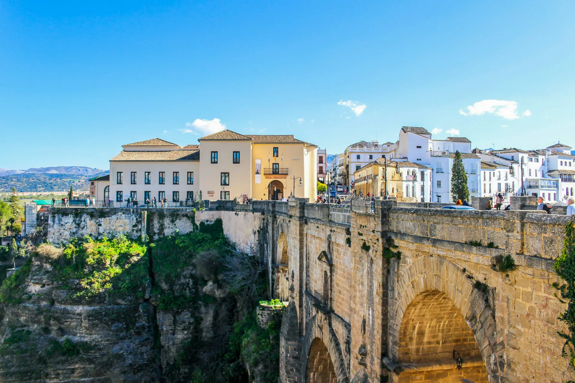 Vue sur le pont et le village blanc de Ronda en Espagne