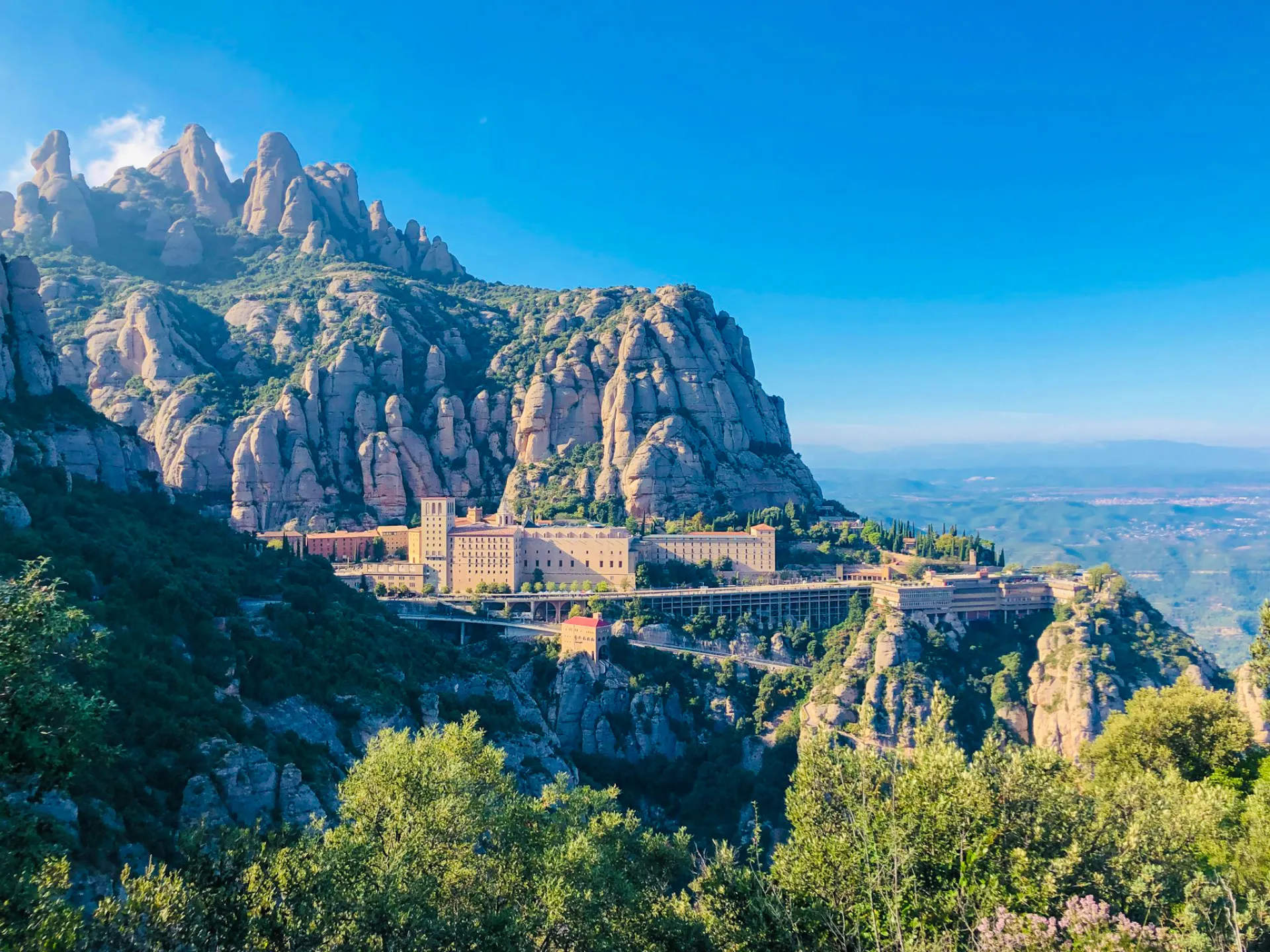 Le village de Montserrat entouré de falaises, en Espagne