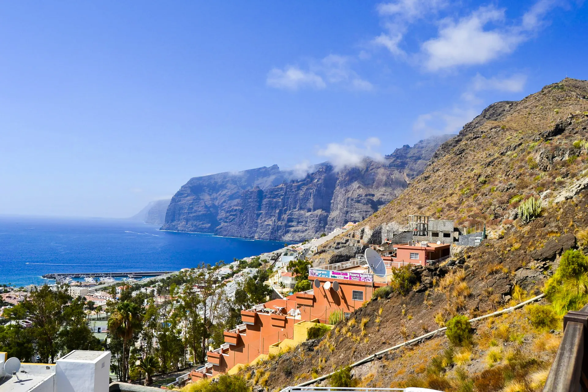 Vue sur les falaises de Los Gigantes tombant dans la mer à Tenerife