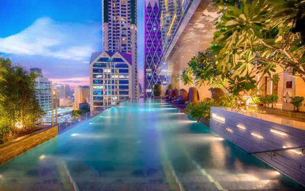 La piscine du rooftop du Eastin Grand Hotel Sathorn de Bangkok en Thaïlande