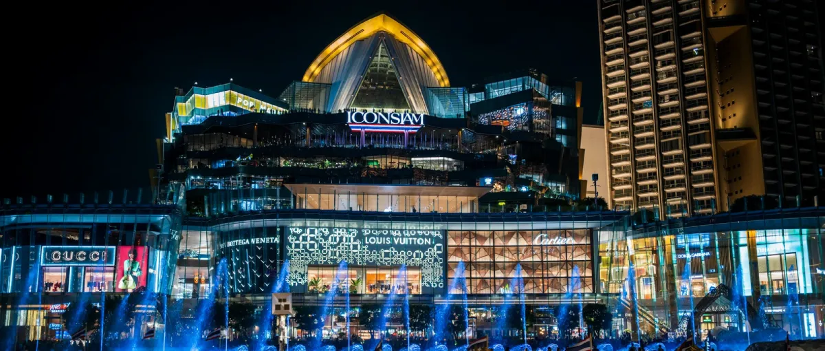 Le centre commercial Iconsiam de nuit à Bangkok en Thaïlande