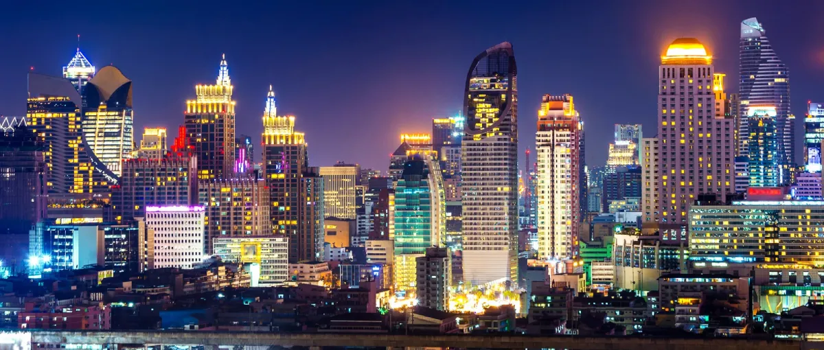 La skyline de Bangkok de nuit en Thaïlande