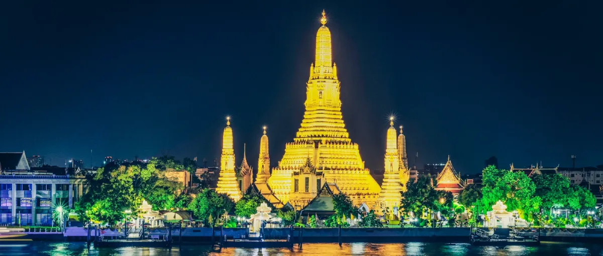 Le temple Wat Arun de nuit à Bangkok en Thaïlande