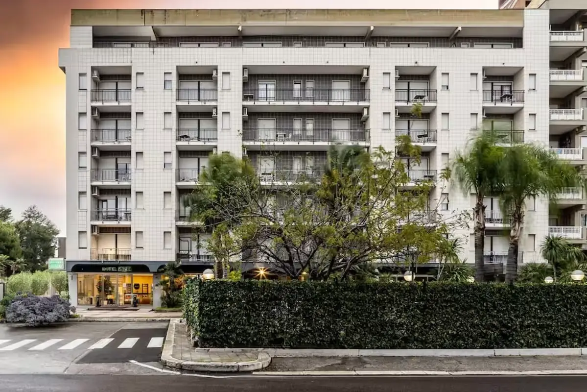 facade-hotel-b&b-bari-rondo