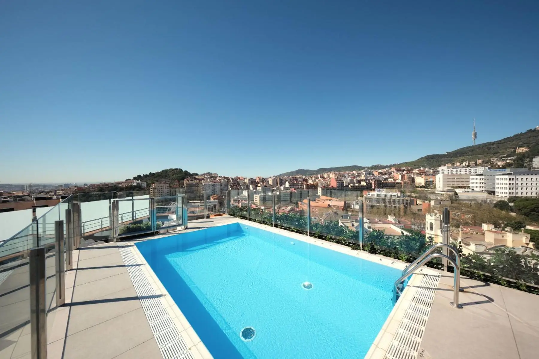 piscine-rooftop-hotel-catalonia-park-guell-barcelone