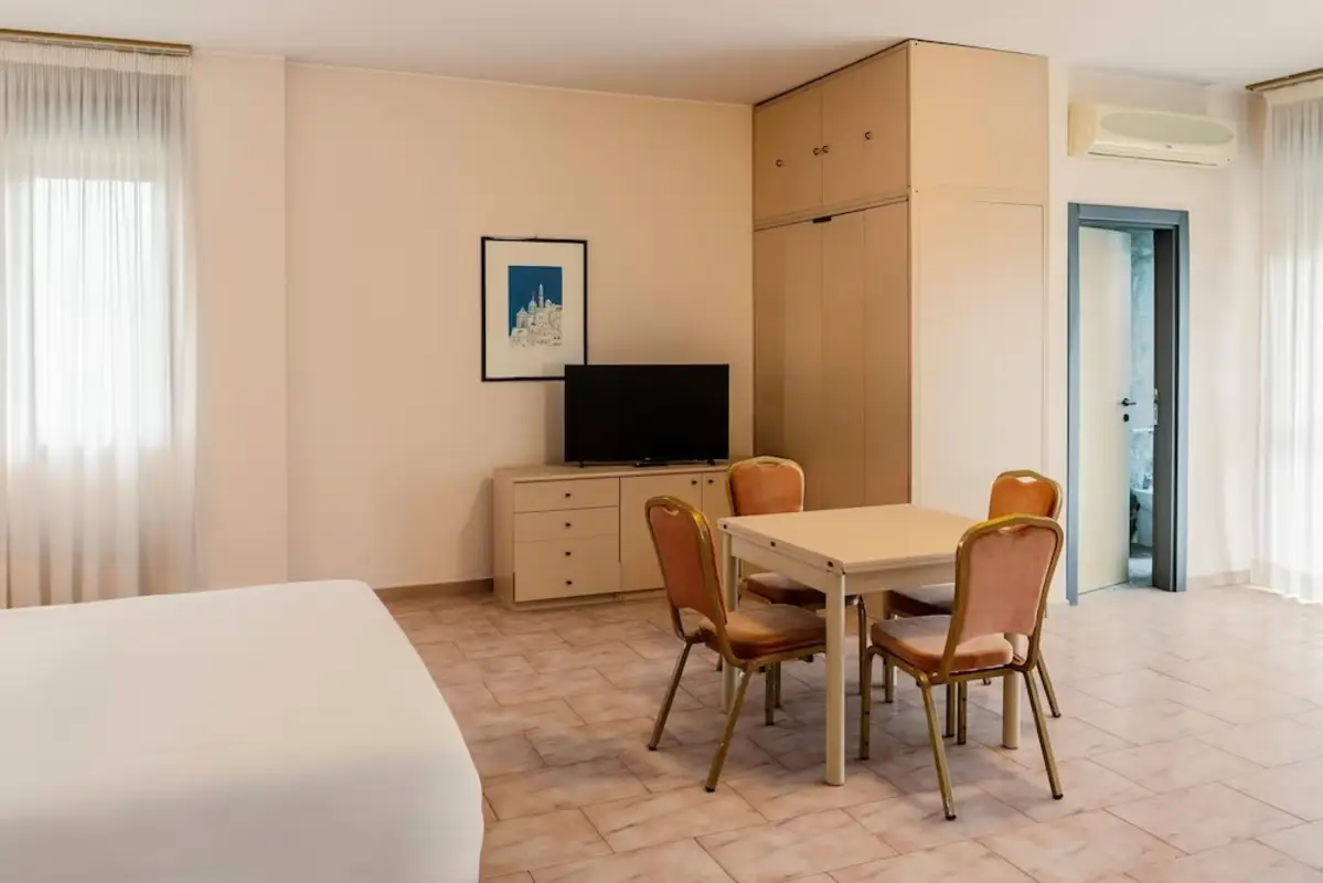 table-tv-hotel-b&b-bari-rondo