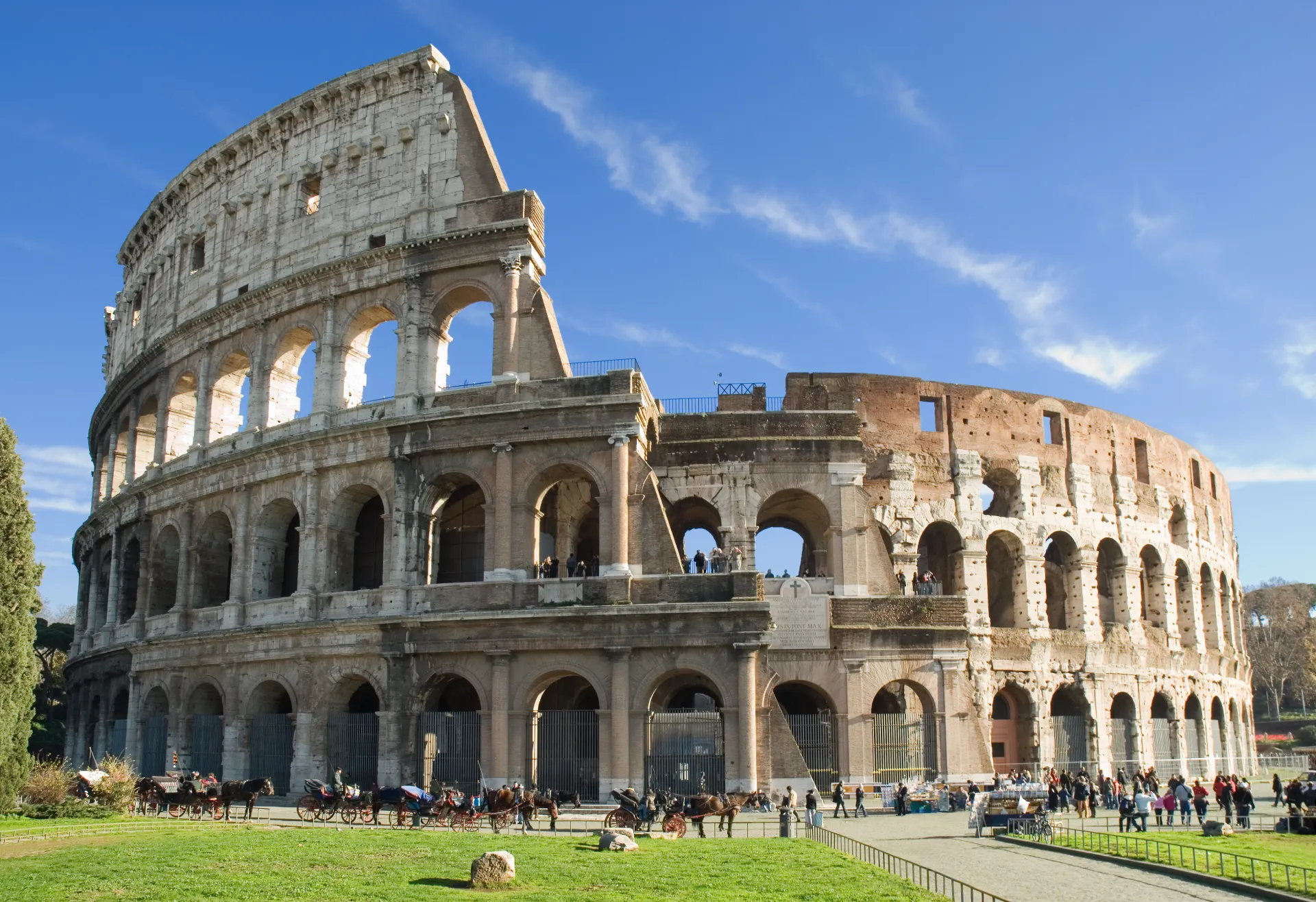 Des calèches patientant devant le Colisée de Rome.