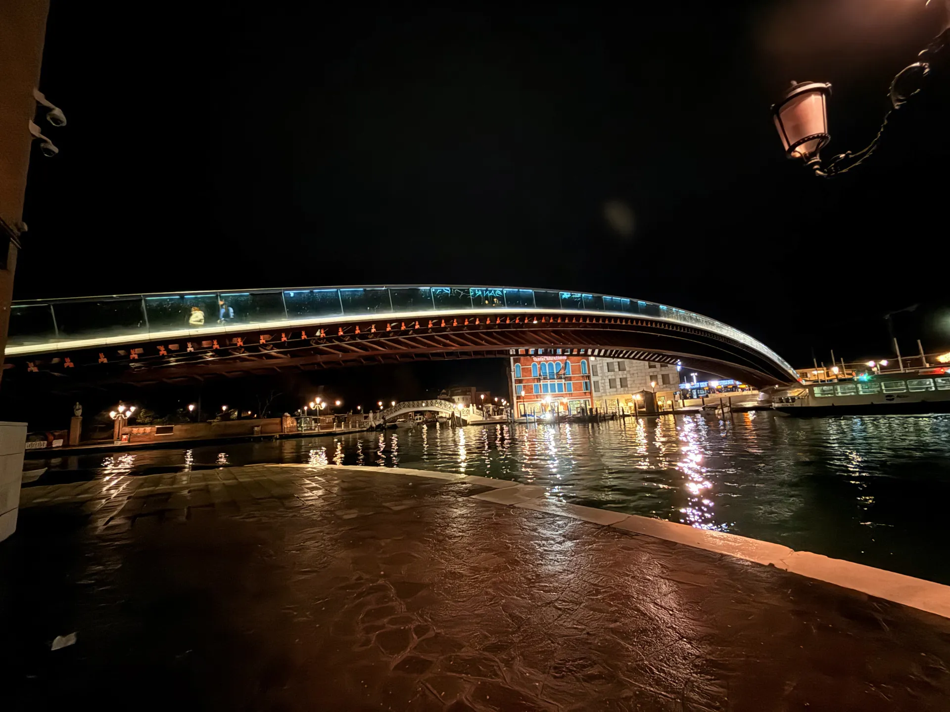 Le ponte della Costituzione de Venise de nuit