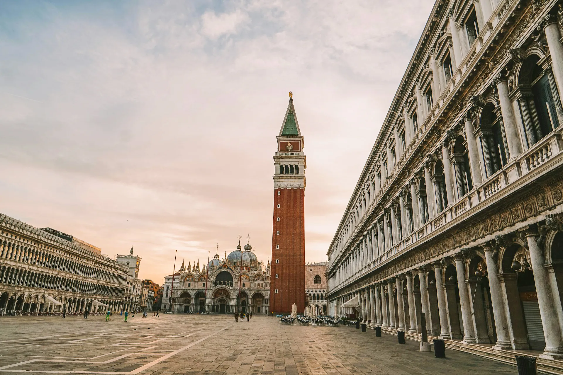 La Piazza San Marco de Venise au coucher du soleil