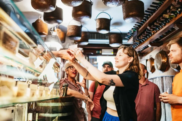 visite à pied au coucher du soleil avec dégustations gastronomiques et œnologiques